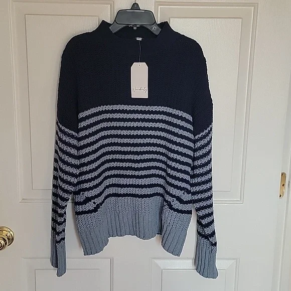 Wonderly women's long sleeved Mockneck Sweater. Blue, medium, NWT. - Picture 2 of 9